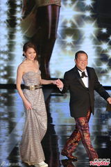 组图：曾志伟周秀娜上台颁发动作设计奖