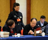 组图：宋祖英向莫言索要签名 成功后一脸喜悦