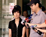 幻灯图集：贾静雯孙志浩正式被判离婚 法庭外遭堵