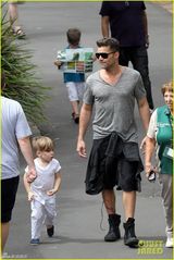 组图：瑞奇马丁携爱子亮相 壮硕身材父爱爆棚