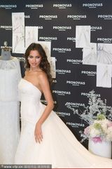 高清组图：C罗女友伊莲娜-莎伊克穿婚纱秀美背