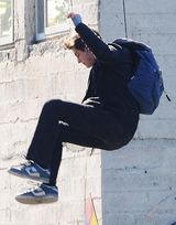 组图：新蜘蛛侠亮相洛杉矶 腾空拍摄表情惬意