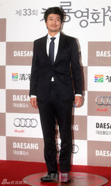 组图：朴海日满脸微笑西装笔挺走红毯