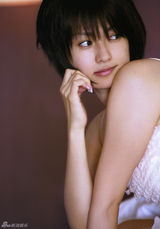 组图：深田恭子短发写真 夏日清凉装扮秀丰胸