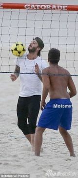 组图：小贝沙滩赤脚秀球技 与女粉丝亲密合影