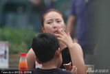 组图：郭涛妻子吞云吐雾 情绪激动教训儿子