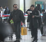 组图：窦唯现身机场订经济舱 背吉他中年发福