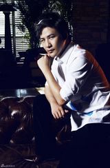 组图：大张伟变优雅绅士 蓝风衣飞机头一改嘻哈