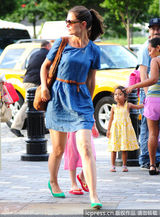 组图：凯蒂霍尔姆斯蓝裙清新 苏瑞粉色纱裙飘逸