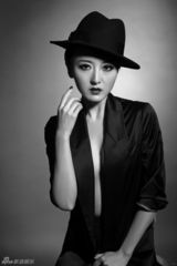 组图：何晴中性风写真展性感与妩媚