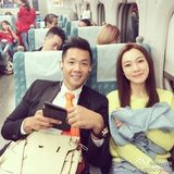 组图：黑人范范恩爱同行看球赛 互画鬼脸已弃疗