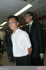 组图：张卫健再入院探母面色憔悴 5时结束疗程