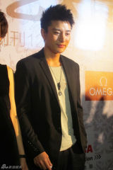 组图：贾乃亮助阵时尚庆典 俊朗魅力受品牌青睐