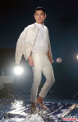 刘德华湿身拍个唱海报 被泼四小时水花四溅(图)