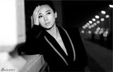 组图：翁虹黑白时尚写真帅气干练