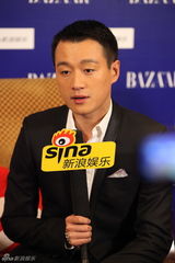 组图：佟大为亮相明星慈善夜 开心入围金马奖