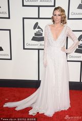 组图：女主持Keltie Knight白色拖地裙抢镜