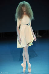 组图：荷兰芭蕾舞团时尚走秀 复古鬼魅感有趣