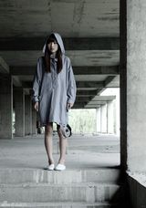 组图：包文婧工厂区拍摄 长衣戴帽显颓废美感