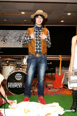 幻灯组图：旺福乐团打造“乡春之旅” 严爵变身牛仔