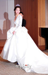 组图：韩国女星徐智英大婚 身披婚纱出席新闻发布会