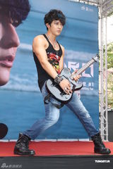 组图：汪东城摇滚风会歌迷 否认与炎亚纶有心结