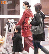 幻灯：张柏芝怀孕四月食欲暴涨 小心蹲下喂儿子