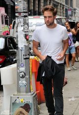 组图：罗伯特-帕丁森穿白T恤随性范见媒体