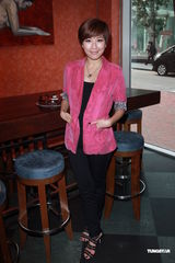 组图：周丽淇预祝生日 感情随缘绝不隐瞒