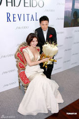 幻灯图：杨谨华性感半球代言 丁子高为其加冕献花