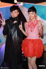 组图：林峰皮衣装帅气跨年 薛凯琪桃红裙喜庆