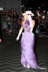 组图：Lady Gaga亮相香港 长裙裸背高跟抢镜