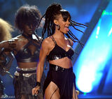 组图：蕾哈娜狂野献唱《美国偶像》总决赛