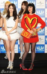 组图：水果姐内八站姿可爱 与少女时代同台搞怪