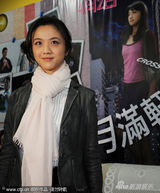 幻灯图集：汤唯纯情掩耳娇笑 灰色外套配白围巾