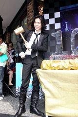 高清：萧敬腾推出“洛克先生”演唱会DVD