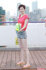 组图：白云梁政钰湿身抛胸大秀事业线