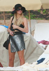 组图：帕丽斯-希尔顿与男友沙滩贴面热吻如胶似漆