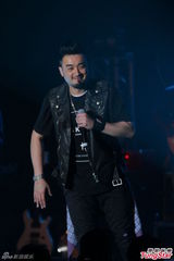 组图：恭硕良与好友侧田争林忆莲出席音乐会