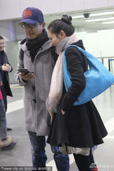 组图：郭晓冬携妻程莉莎赴德争奖 机场甜蜜自拍