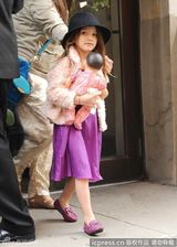 组图：苏瑞戴小礼帽亮相 紫色连衣裙搭同色皮鞋