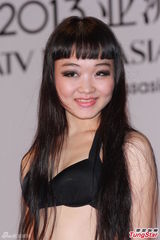 组图：亚姐泳装火辣秀胸 怪咖多女版王祖蓝现身