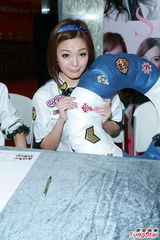 组图：少女组合SuperGear握手会秀美腿引宅男