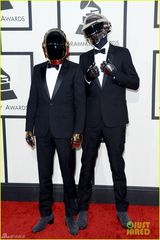 组图：蠢朋克乐队亮相格莱美红毯 个性依旧