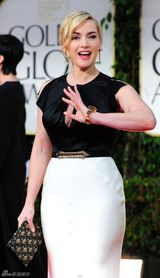 高清图：金球奖红毯凯特-温丝莱特黑白装扮亮相