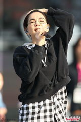 组图：S.H.E亮相台北跨年 潮装戴眼镜又萌又酷