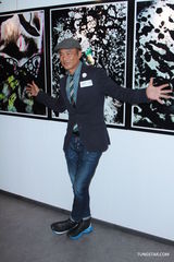 组图：任达华展出私人画作 陈志云现身捧场