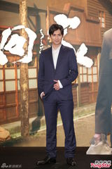 周渝民试片会中分造型文艺儒雅 张钧甯绿裙(图)