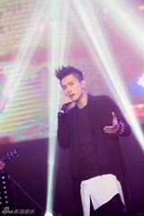 组图：陈柏宇澳门开唱 华语金曲奖获跃进歌手