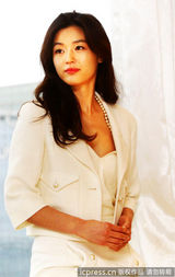 组图：全智贤白色套装写真 波浪卷发显女人味